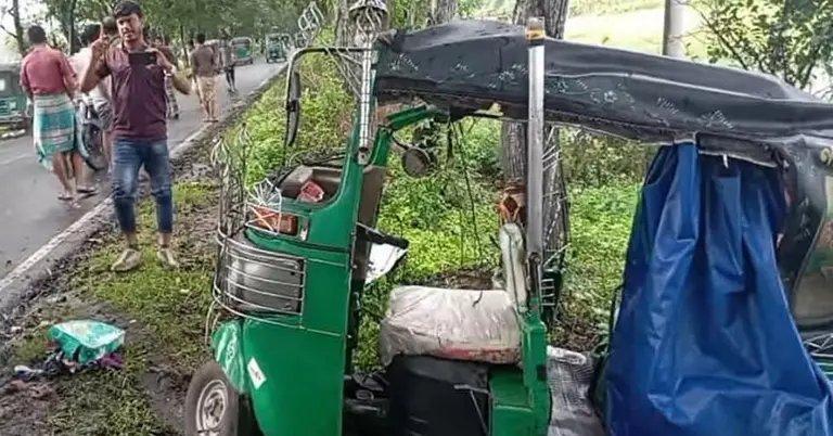 সংঘর্ষে দুমড়ে যাওয়া সিএনজি